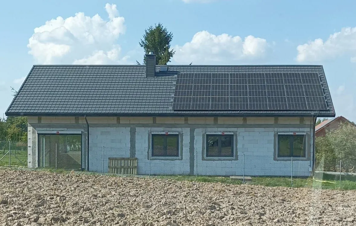 Dom jednorodzinny z panelami fotowoltaicznymi na dachu